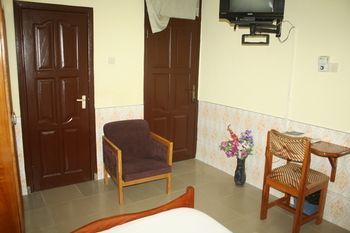 Dokua Royal Hotel Kwabenya Exterior photo